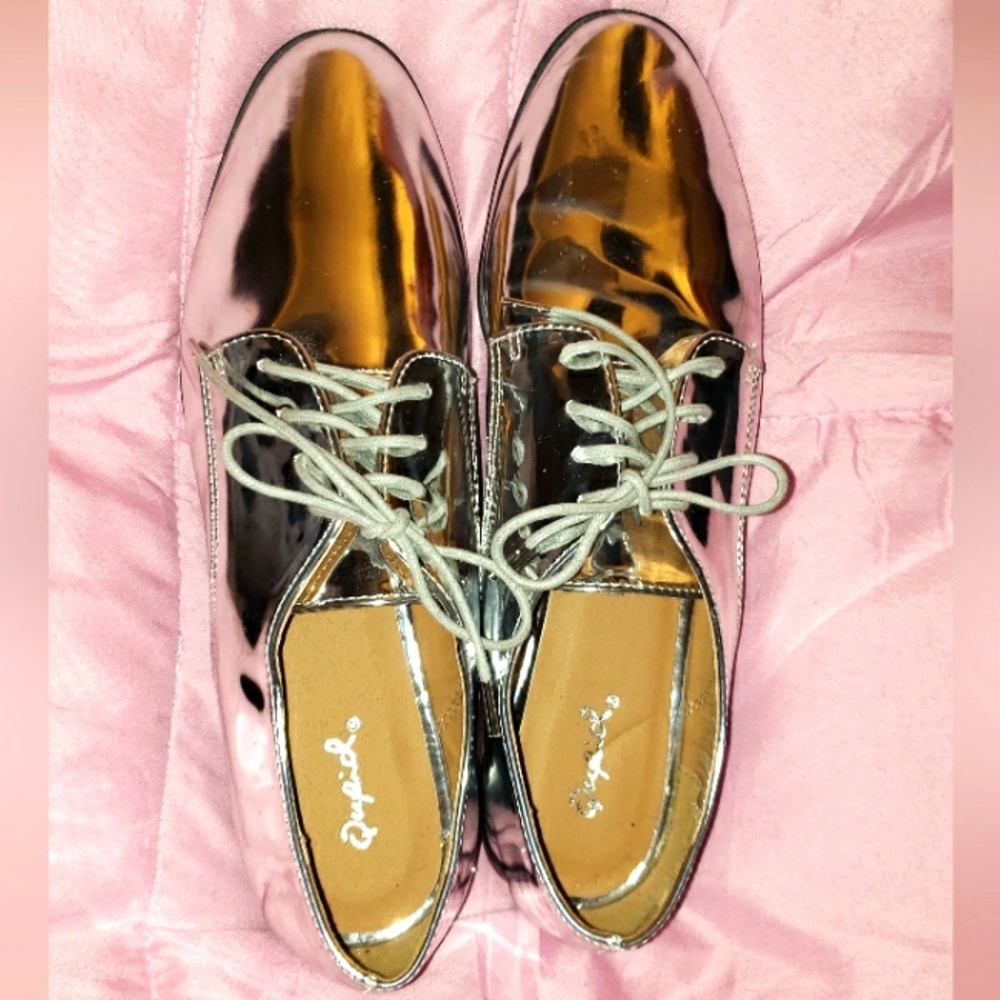 QUPID SHINING SILVER DRESS SHOES SIZE 10
